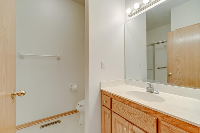 full bathroom featuring visible vents, toilet, an enclosed shower, vanity, and baseboards