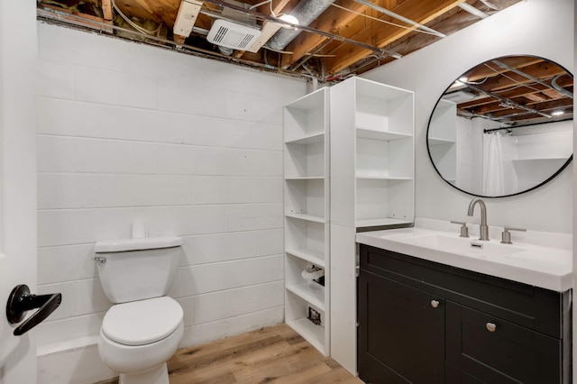 full bath featuring a shower with shower curtain, vanity, toilet, and wood finished floors