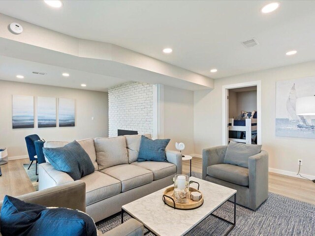 living room featuring recessed lighting, visible vents, baseboards, and light wood-style floors