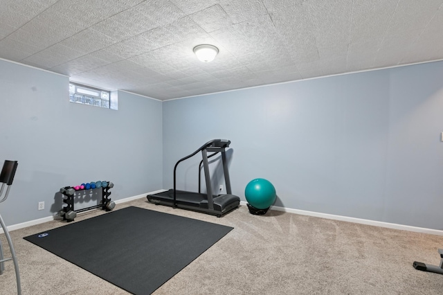 workout area with baseboards and carpet