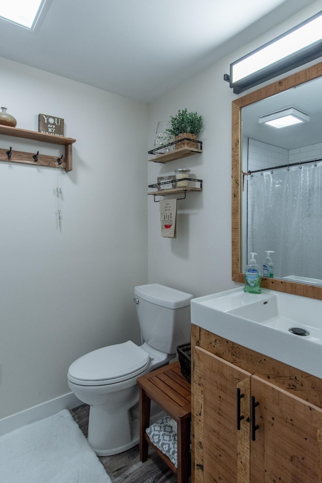 full bathroom with a shower with shower curtain, vanity, toilet, and baseboards