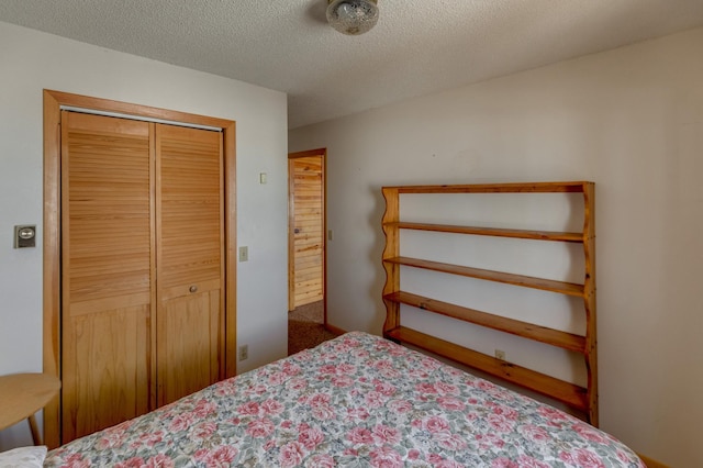 bedroom with carpet floors, a closet, and a textured ceiling