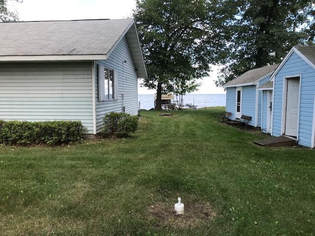 view of yard featuring an outdoor structure