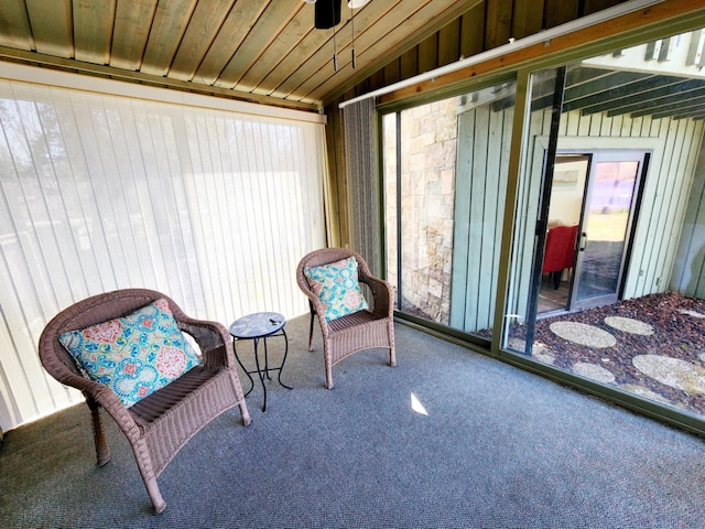sunroom / solarium featuring a ceiling fan