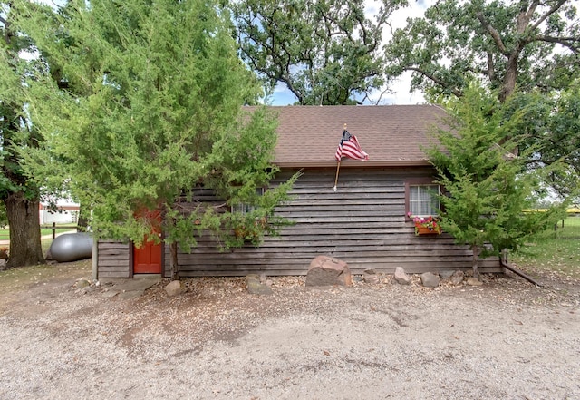 view of front of property featuring a shingled roof