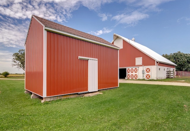 view of barn featuring a lawn