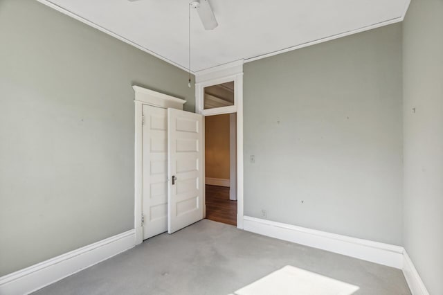 unfurnished bedroom featuring ceiling fan and baseboards