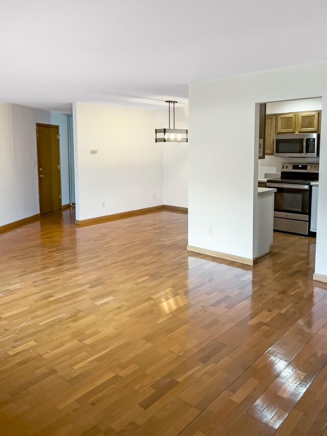 5440 Three Points Blvd Unit 513, Mound, MN 55364 - unfurnished living room with light wood finished floors and baseboards