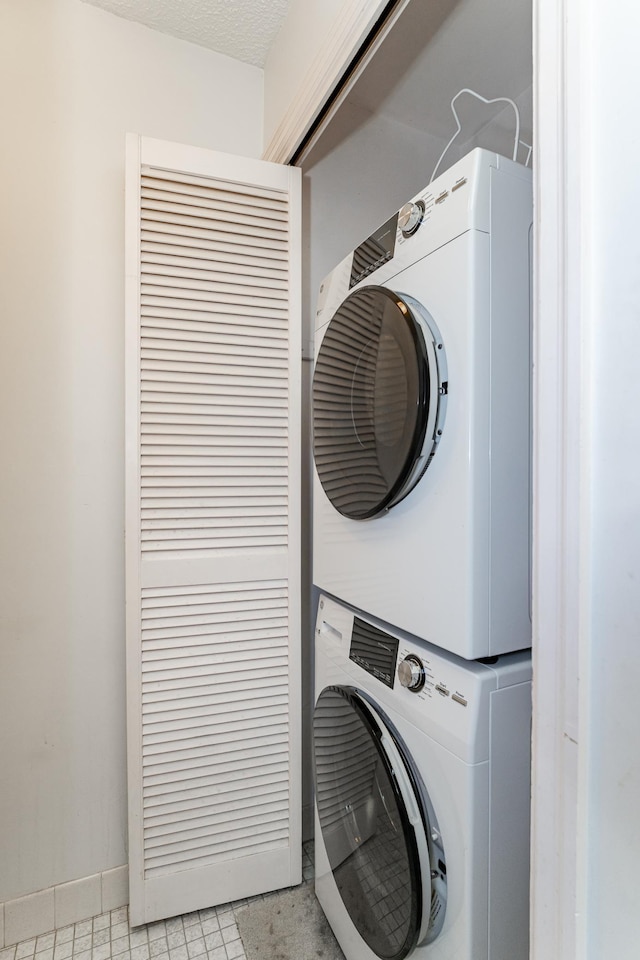 2053 Carriage Dr SW Unit 2053E, Rochester, MN 55902 - laundry room with stacked washing machine and dryer and baseboards