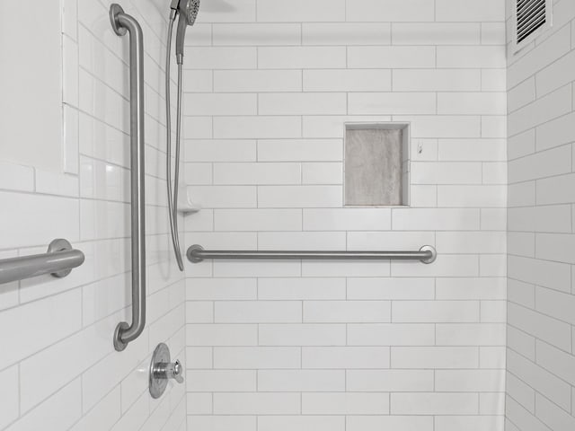 bathroom featuring a tile shower