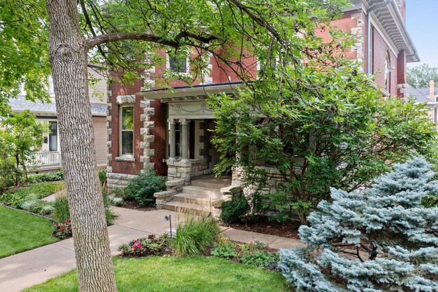 view of front facade featuring brick siding