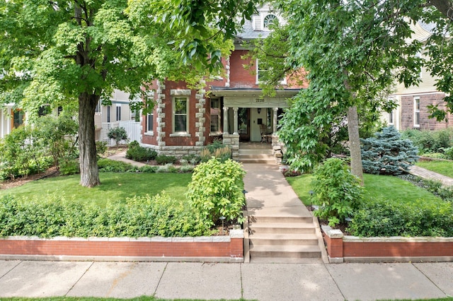 view of front facade featuring a front lawn