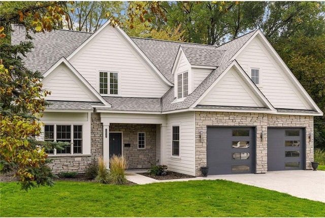 view of front facade featuring a front lawn and roof with shingles