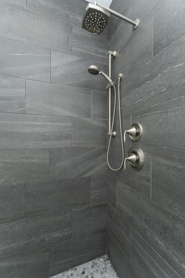 bathroom featuring a tile shower