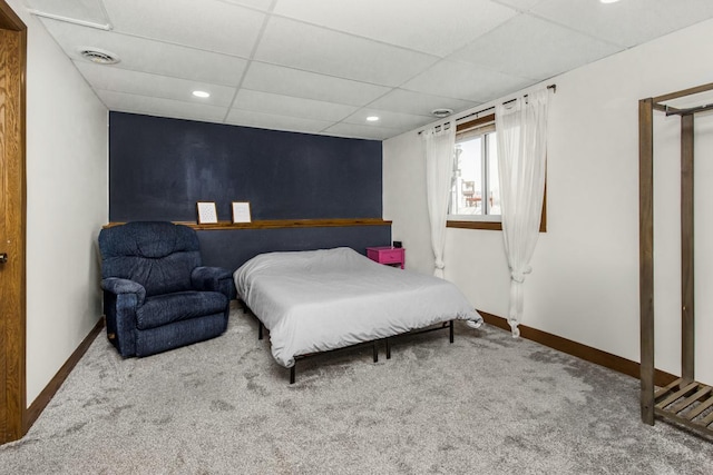 bedroom featuring carpet flooring, baseboards, visible vents, and a drop ceiling