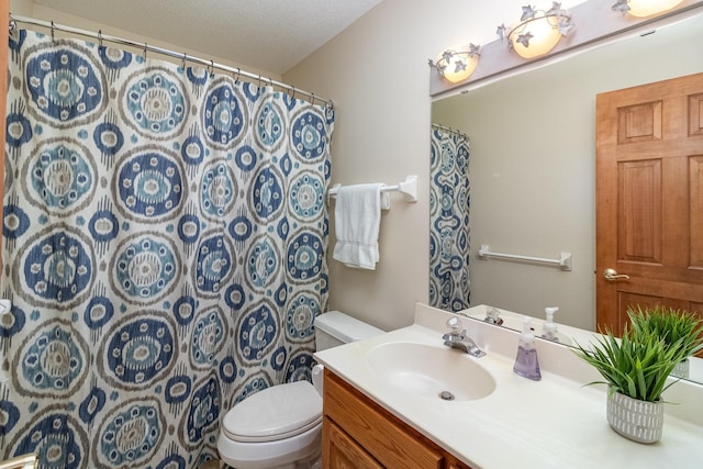 full bathroom featuring a shower with shower curtain, vanity, toilet, and a textured ceiling