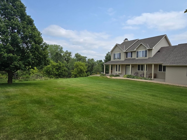 view of front of property featuring a front yard