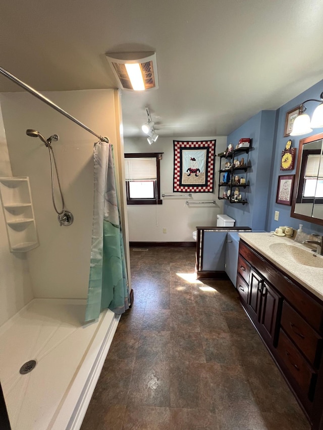 full bath with curtained shower, baseboards, visible vents, and vanity