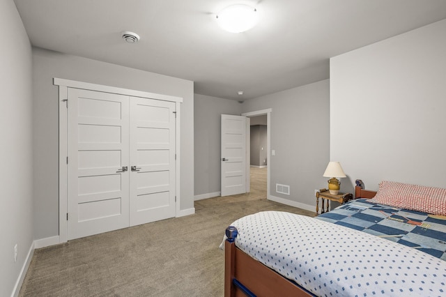 bedroom with carpet, a closet, visible vents, and baseboards