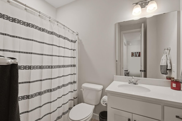 full bathroom with a shower with shower curtain, vanity, and toilet