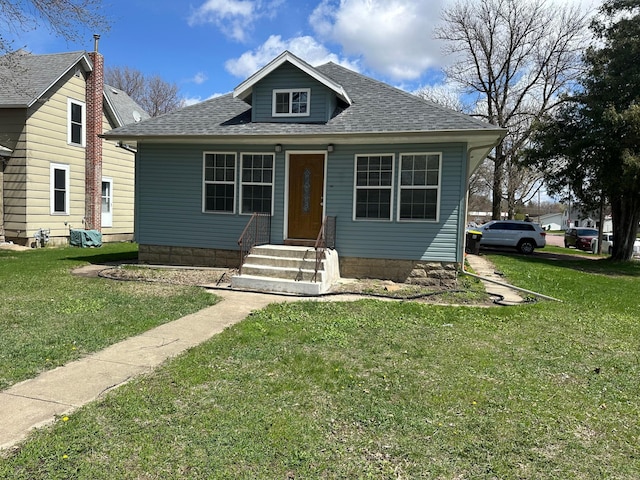 709 4th Ave, Windom, MN 56101 - bungalow featuring a shingled roof, a front yard, and entry steps