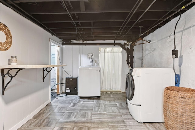 washroom with laundry area and washing machine and dryer