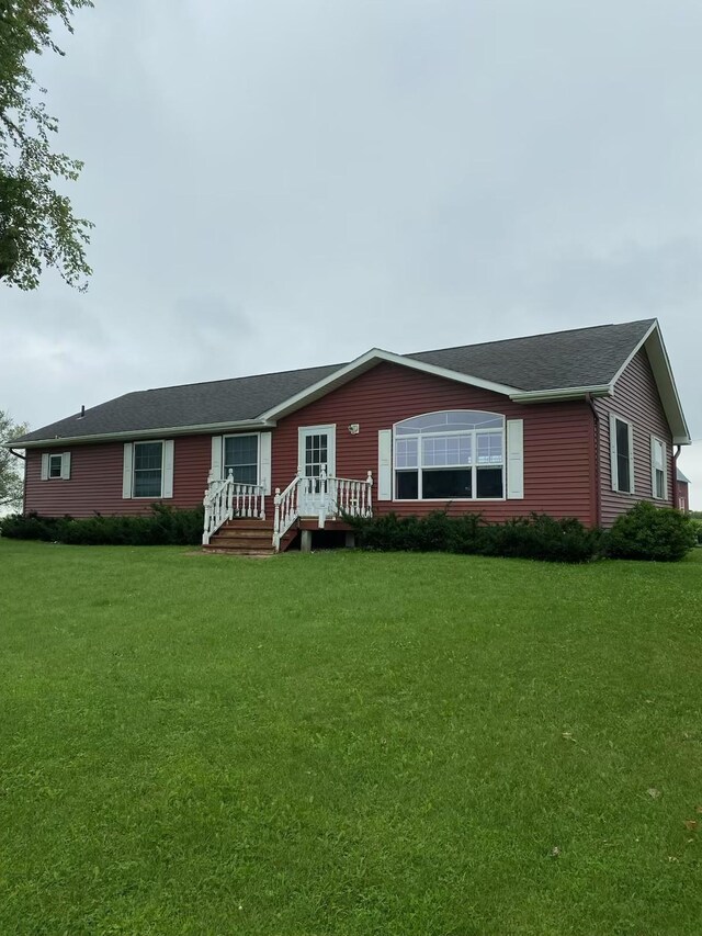 single story home with a front lawn