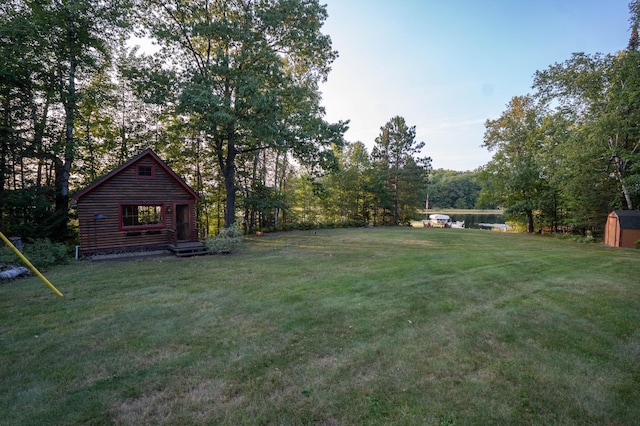 view of yard with an outdoor structure