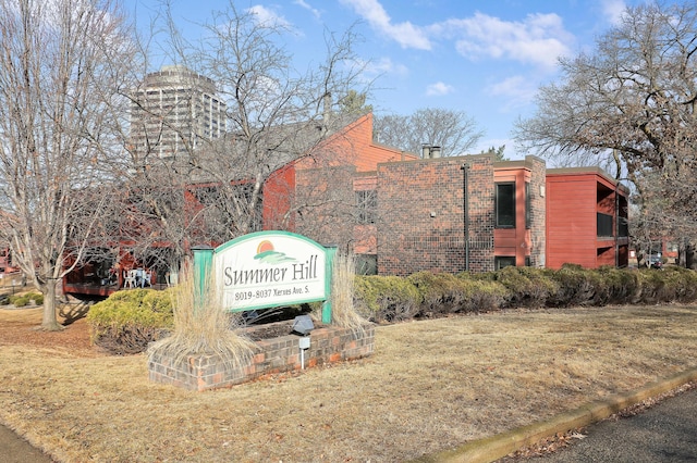 community sign with a lawn