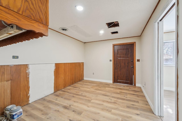 unfurnished room featuring visible vents, baseboards, light wood-style flooring, ornamental molding, and recessed lighting