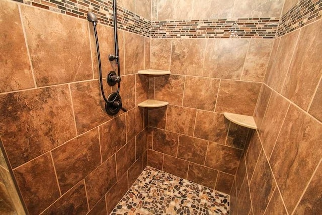 full bathroom featuring a tile shower