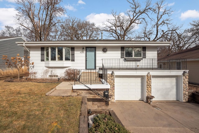 ranch-style house featuring driveway, an attached garage, and a front yard