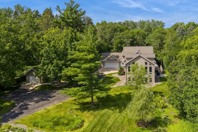 birds eye view of property featuring a forest view
