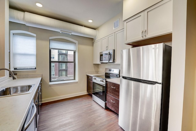 kitchen with visible vents, baseboards, light countertops, appliances with stainless steel finishes, and a sink