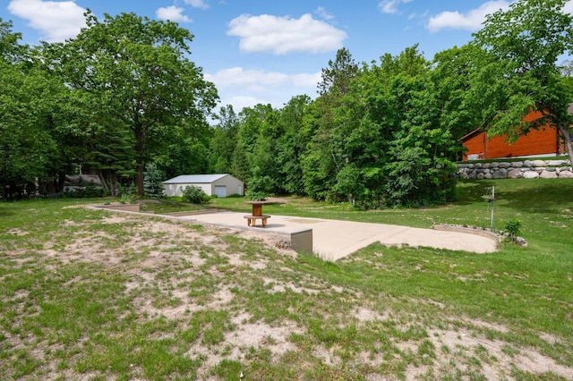 view of yard with an outbuilding