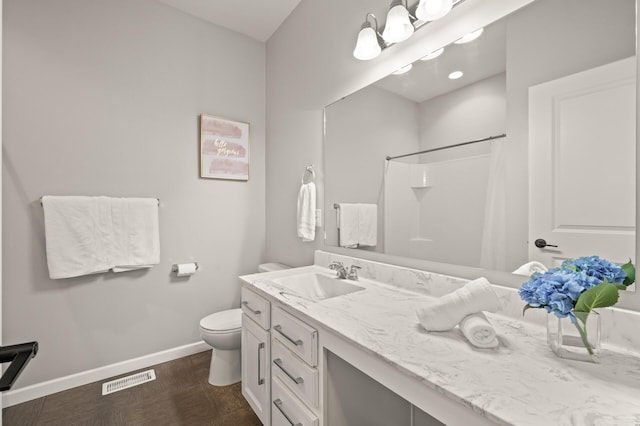 full bath with visible vents, baseboards, toilet, a shower with shower curtain, and vanity