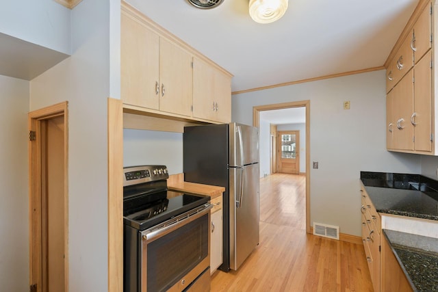 kitchen featuring crown molding, visible vents, appliances with stainless steel finishes, light wood-type flooring, and baseboards