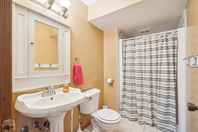 full bath with curtained shower, toilet, a sink, visible vents, and tile patterned floors