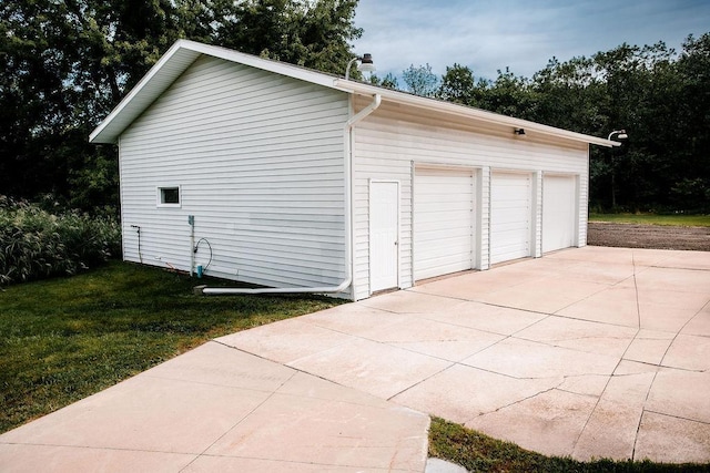 view of detached garage