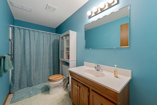 bathroom featuring a textured ceiling, toilet, a shower with shower curtain, visible vents, and vanity