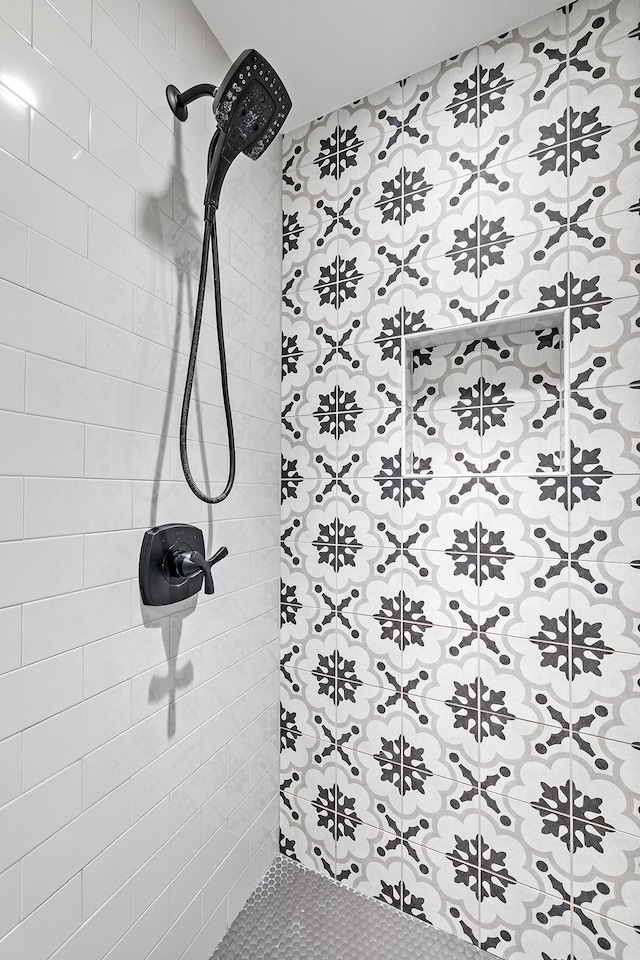 bathroom featuring a tile shower