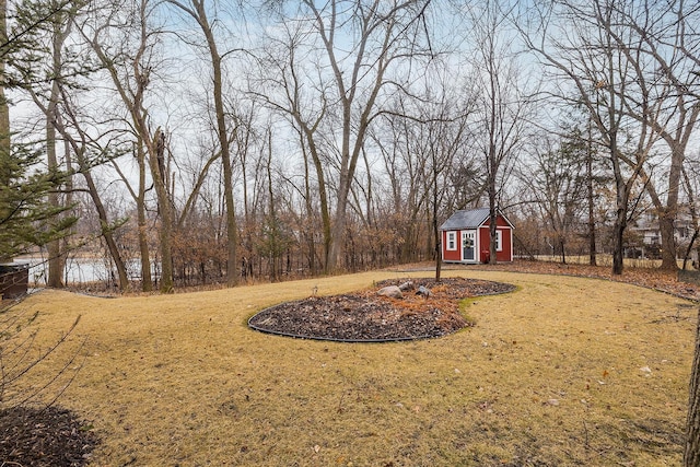 view of yard with an outbuilding