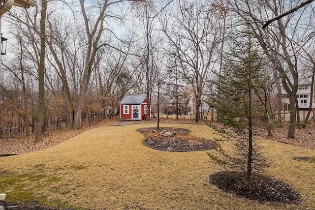 view of yard featuring an outdoor structure