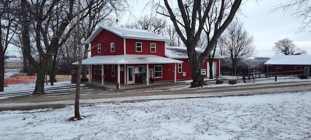 view of front of home with covered porch and fence