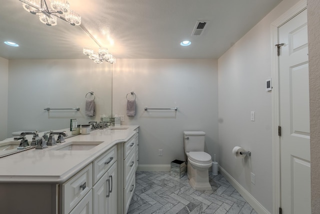 full bath with toilet, an inviting chandelier, baseboards, and a sink