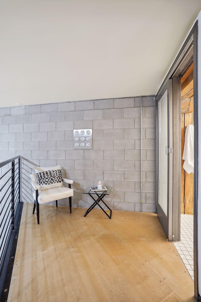 sitting room featuring concrete block wall