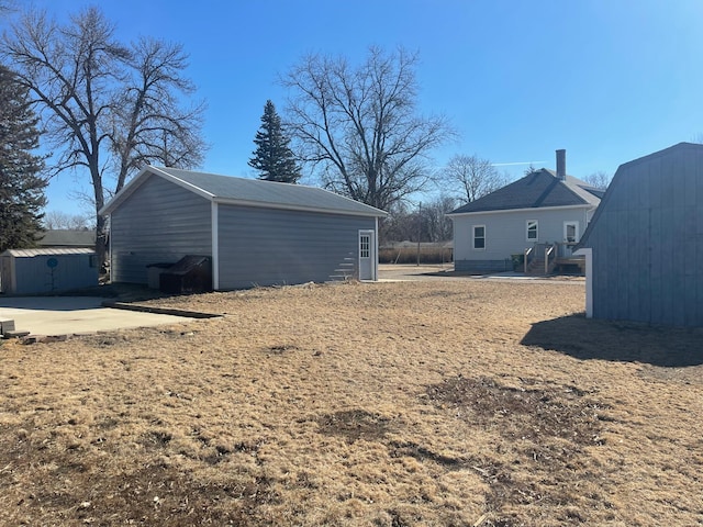 view of yard with an outdoor structure and a storage shed