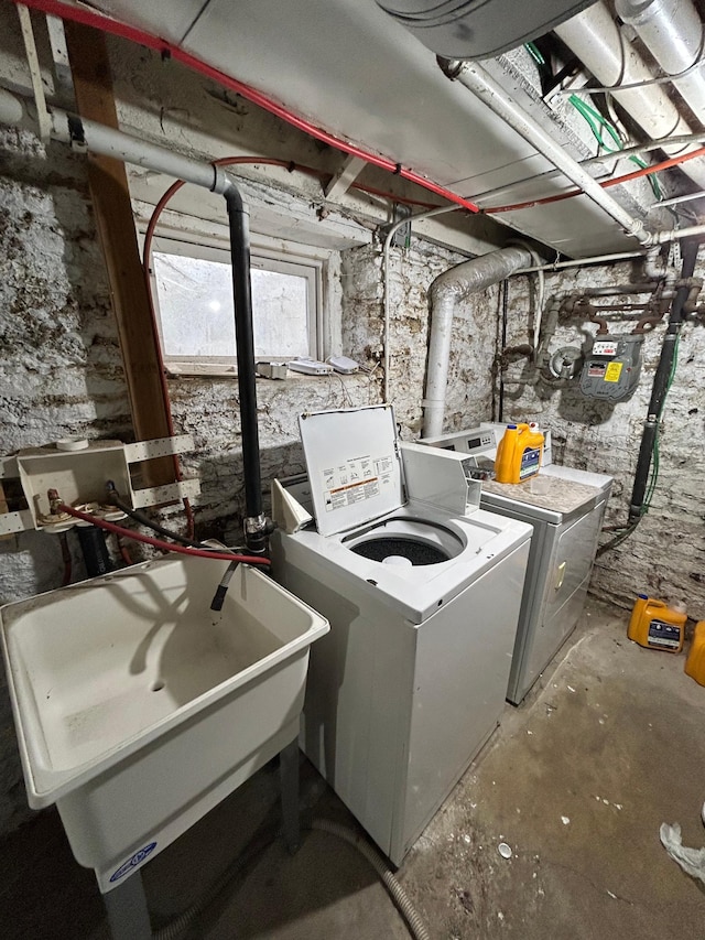 washroom featuring laundry area, a sink, and washing machine and clothes dryer