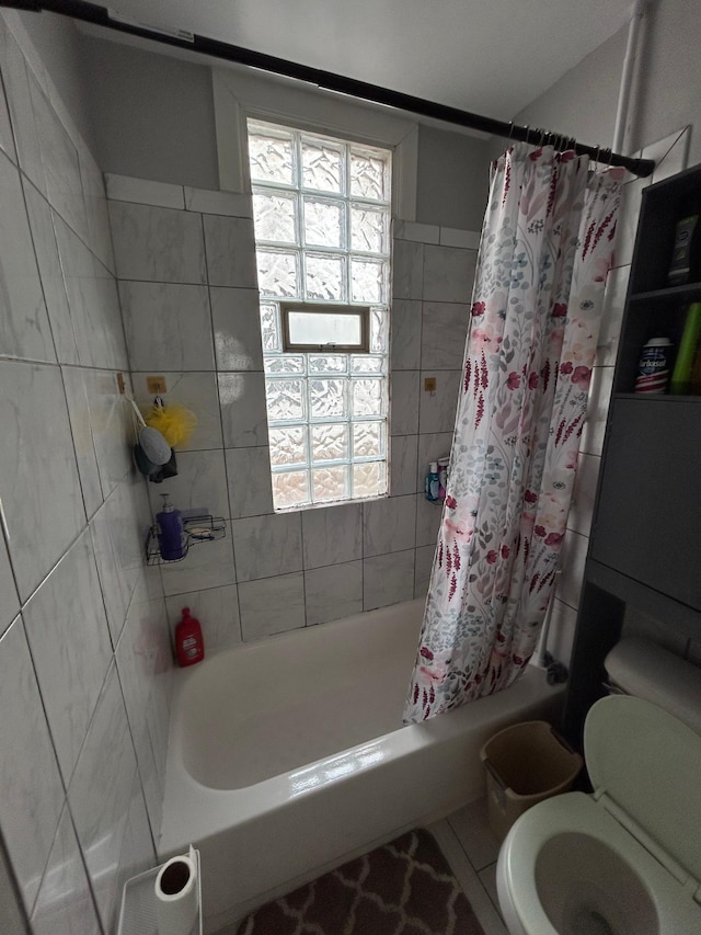 bathroom featuring toilet and shower / bath combo