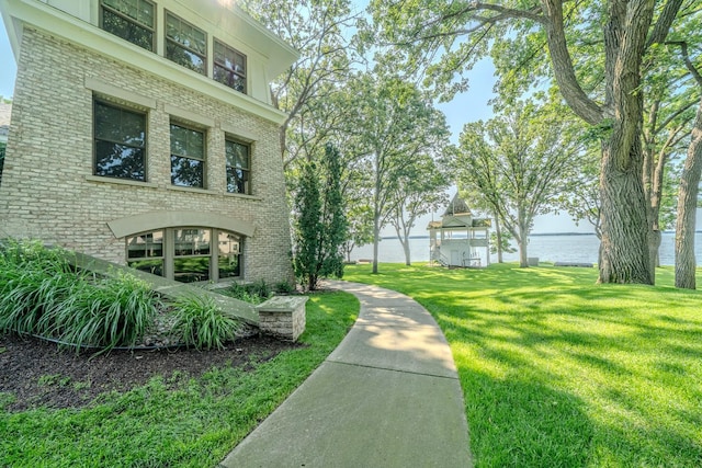 view of yard featuring a water view